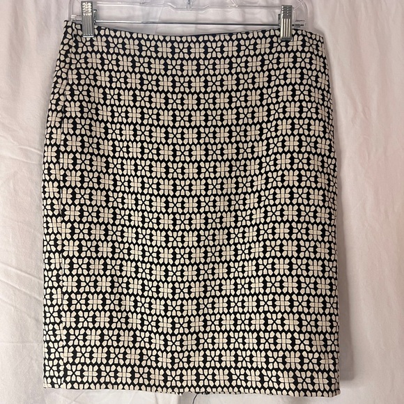 Banana Republic Black & White Geometric Pattern Skirt - Size 4P - Picture 2 of 9